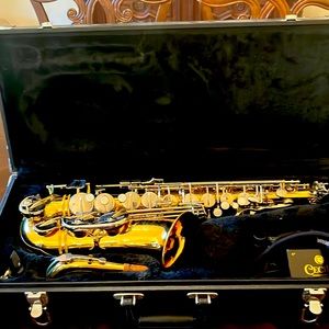 Selling Jupiter Jas-667 Intermediate Alto Saxophone. Has a few scuffs and scraps